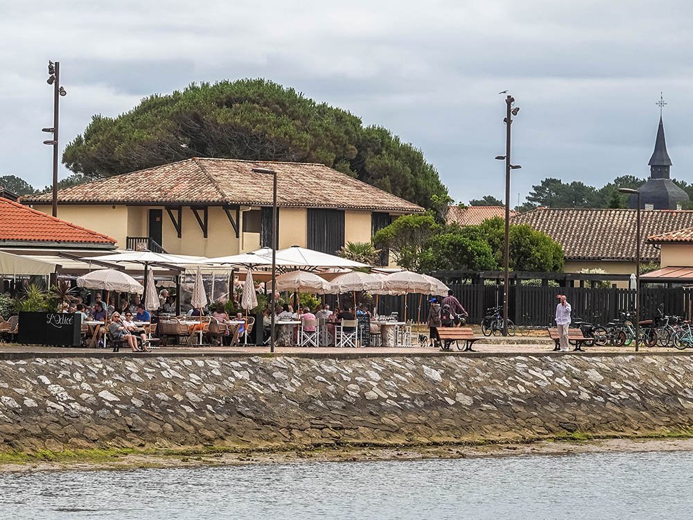 Petite terrasse au bord de l'eau