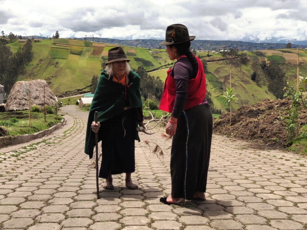 Equatoriennes en tenues traditionnelles