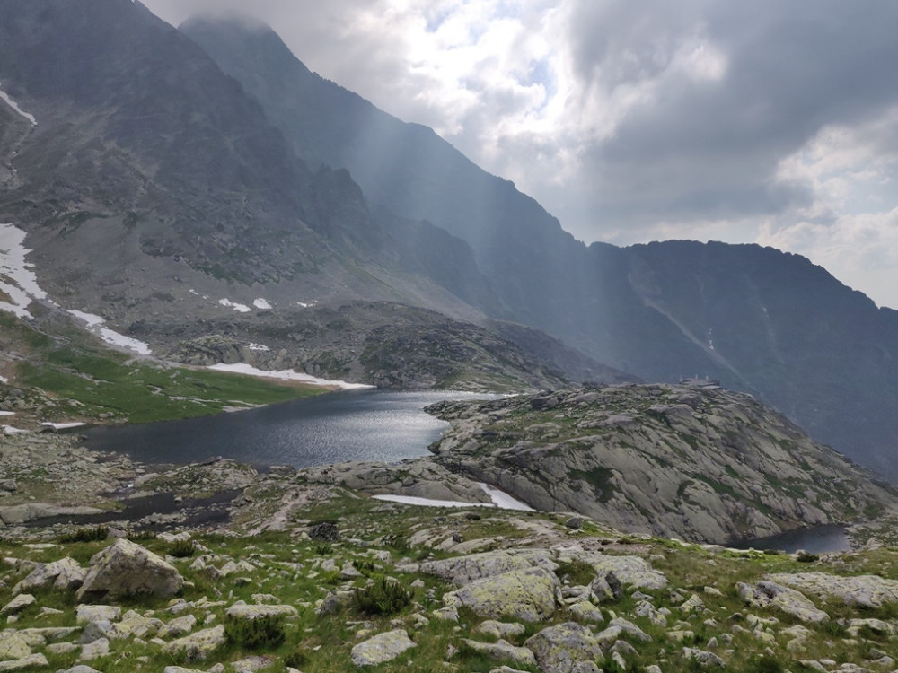 Lac dans les montagnes