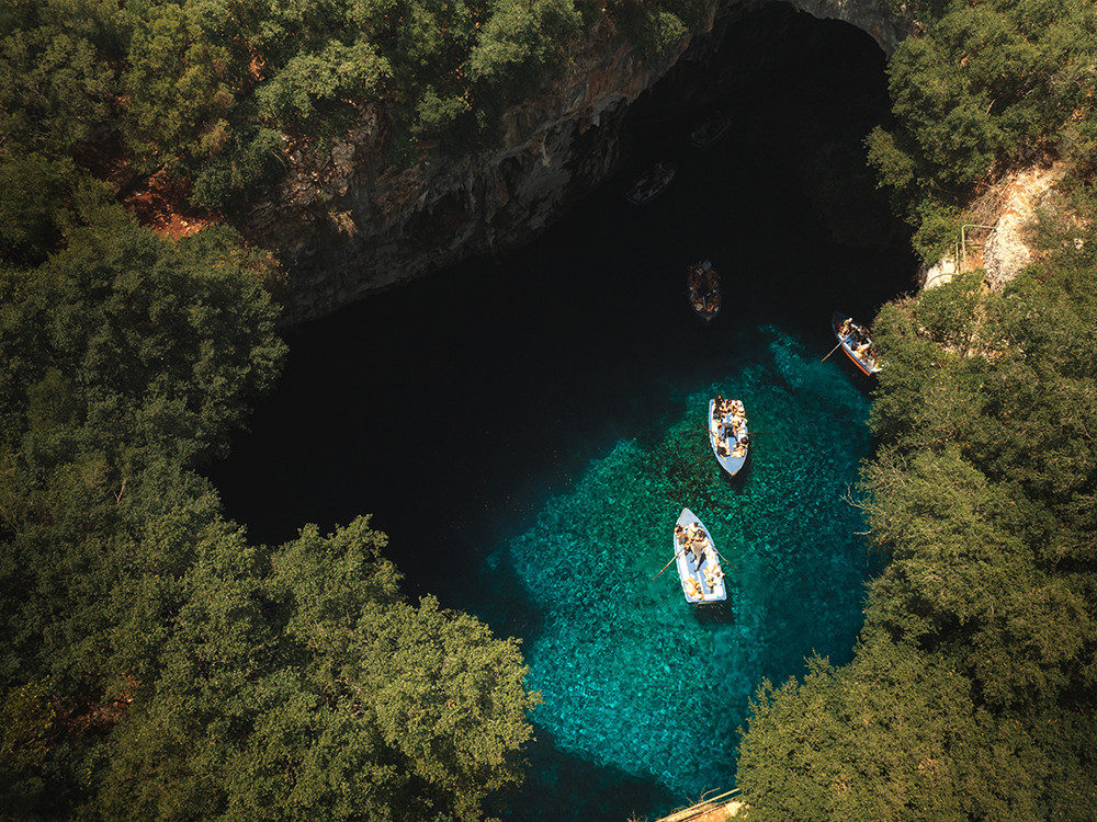 Des petits bateaux dans une grotte