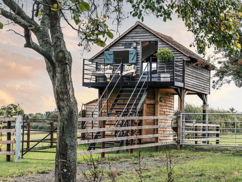 Nuit dans une cabane dans les arbres en Angleterre