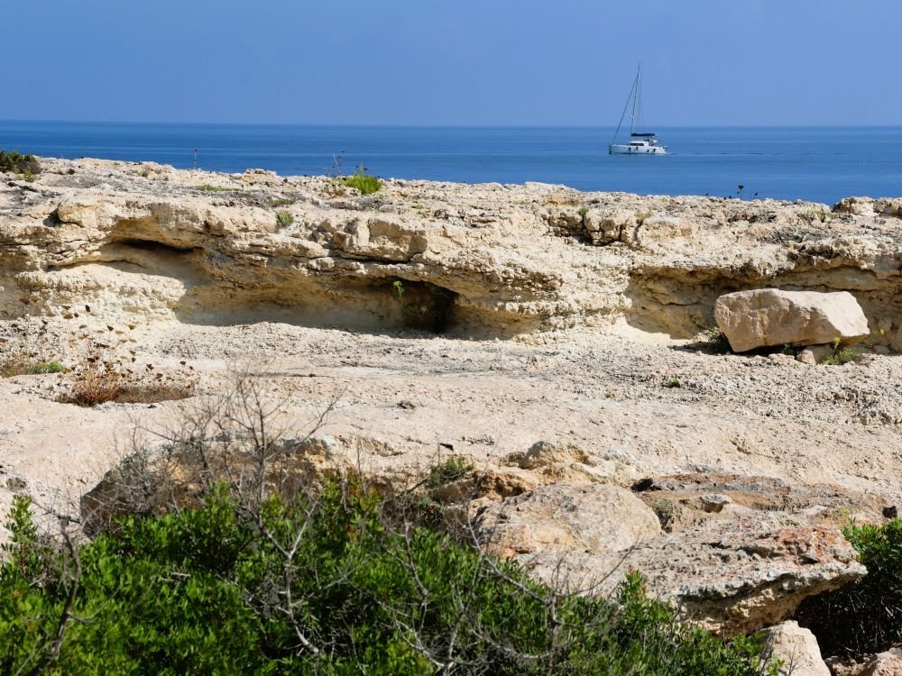 Rochers et bâteau