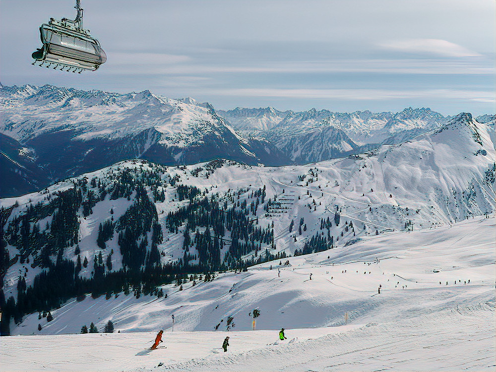 Piste bleue à côté d'une piste noire