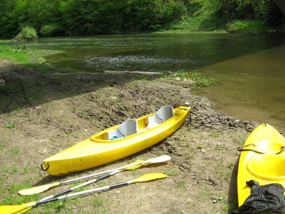 Kayak au bord d'une rivière Ardennaise