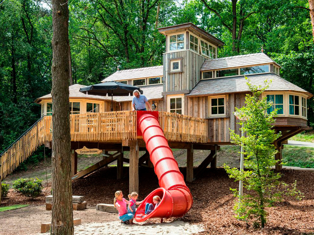 Cabane dans les arbres avec toboggan