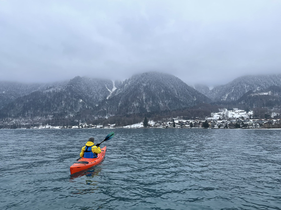Kayak d'hiver sur le lac de Brienz Kayak d'hiver sur le lac de Brienz