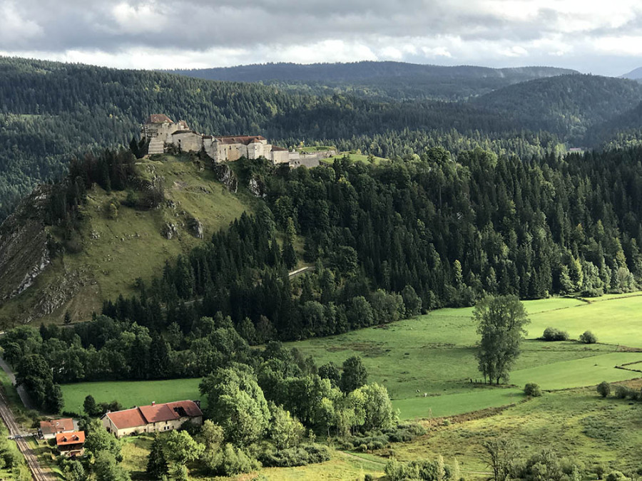 Vue sur le château de Joux