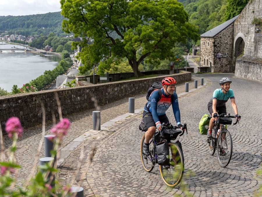 Piste cyclable le long de la Meuse