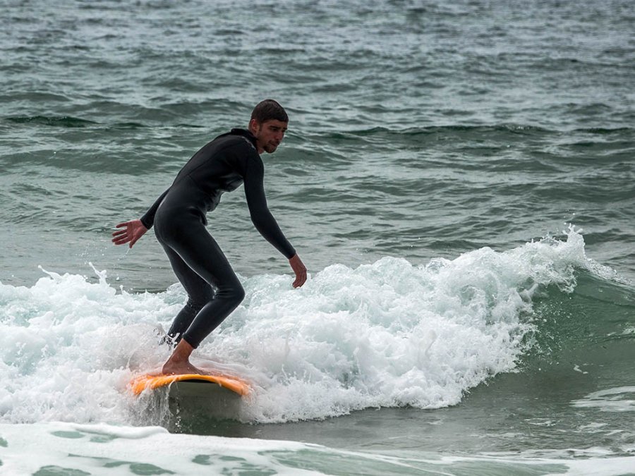 Sur une planche de surf
