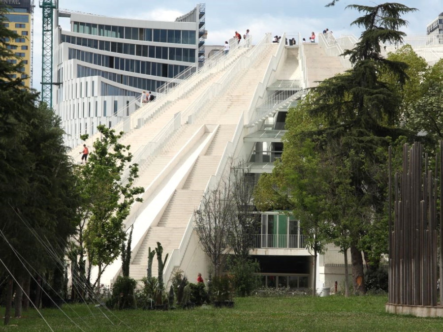 Pyramide à Tirana Pyramide à Tirana
