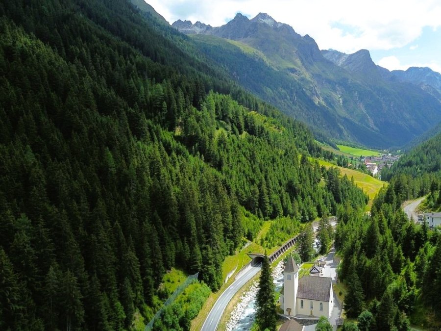 Petite église dans la vallée