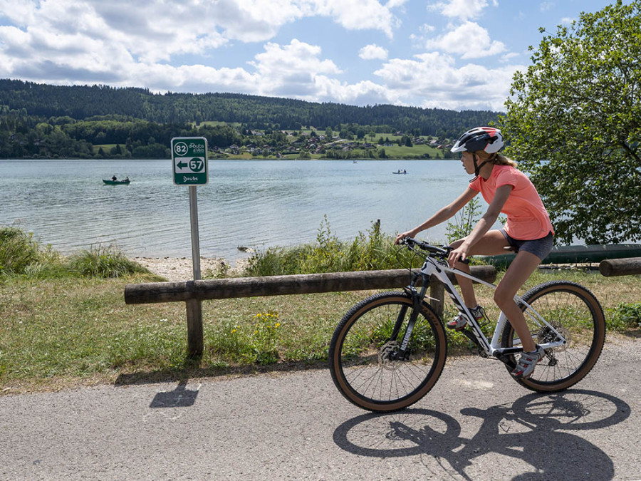 Balade à vélo au bord du lac de Saint-Point