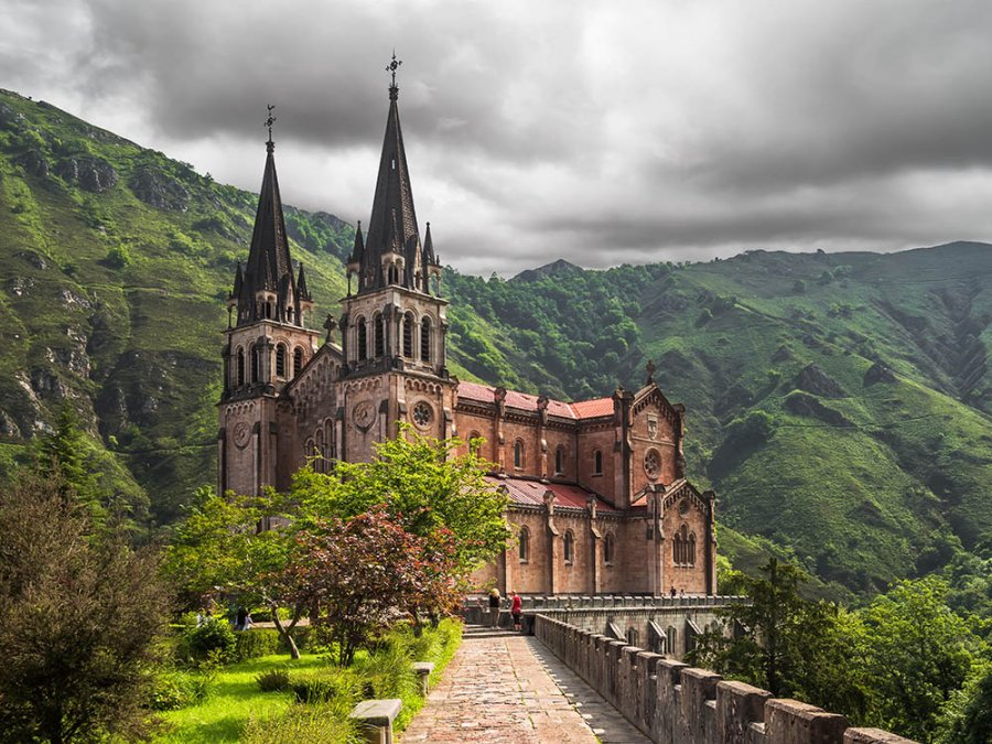 Basilique de Santa maria la Real de Covadonga Basilique de Santa maria la Real de Covadonga