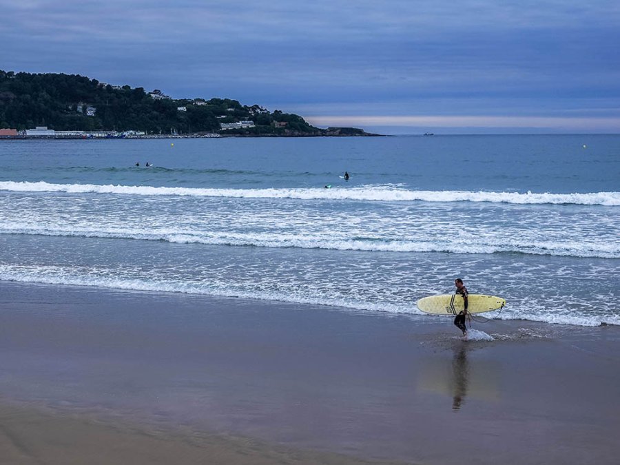 Surf sur les vagues