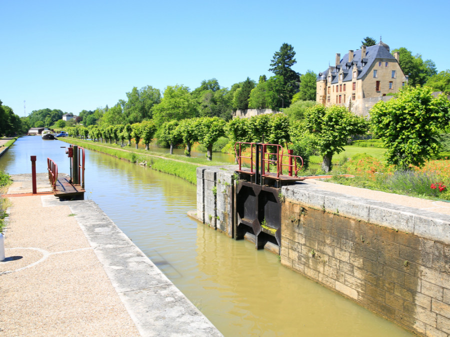 Canal du Nivernais en France