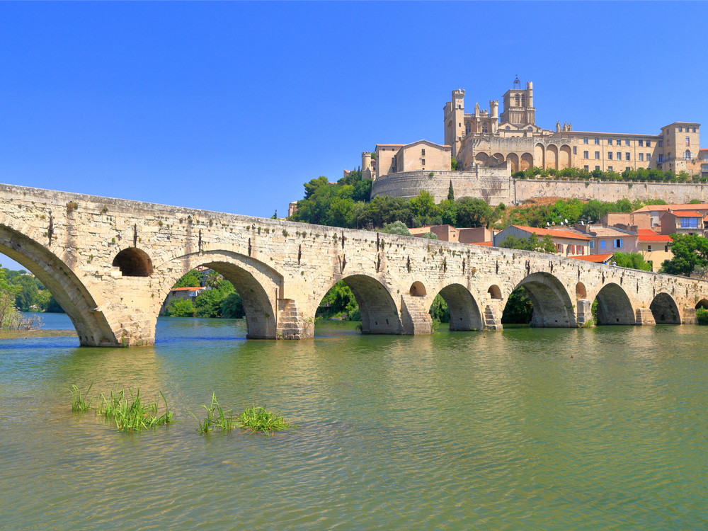 La rivière Orb et la cathédrale de Béziers