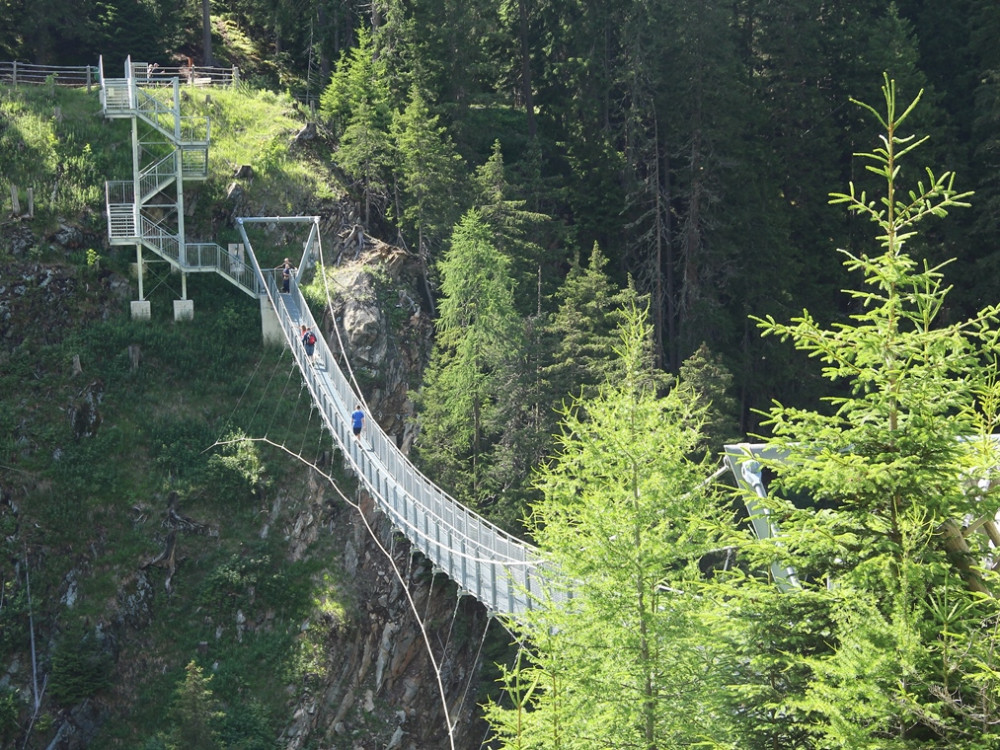 Pont suspendu sur une randonnée