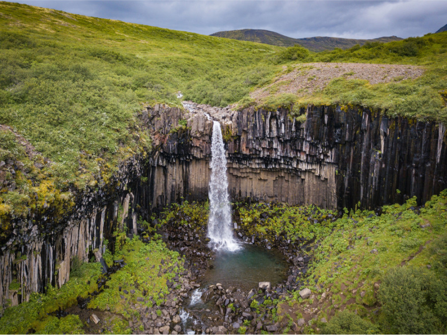 Paysage de chute spectaculaire en Islande