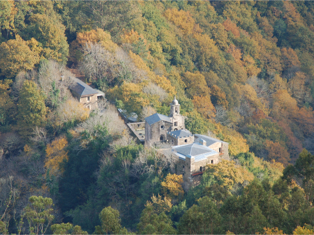 Un monastère en automne