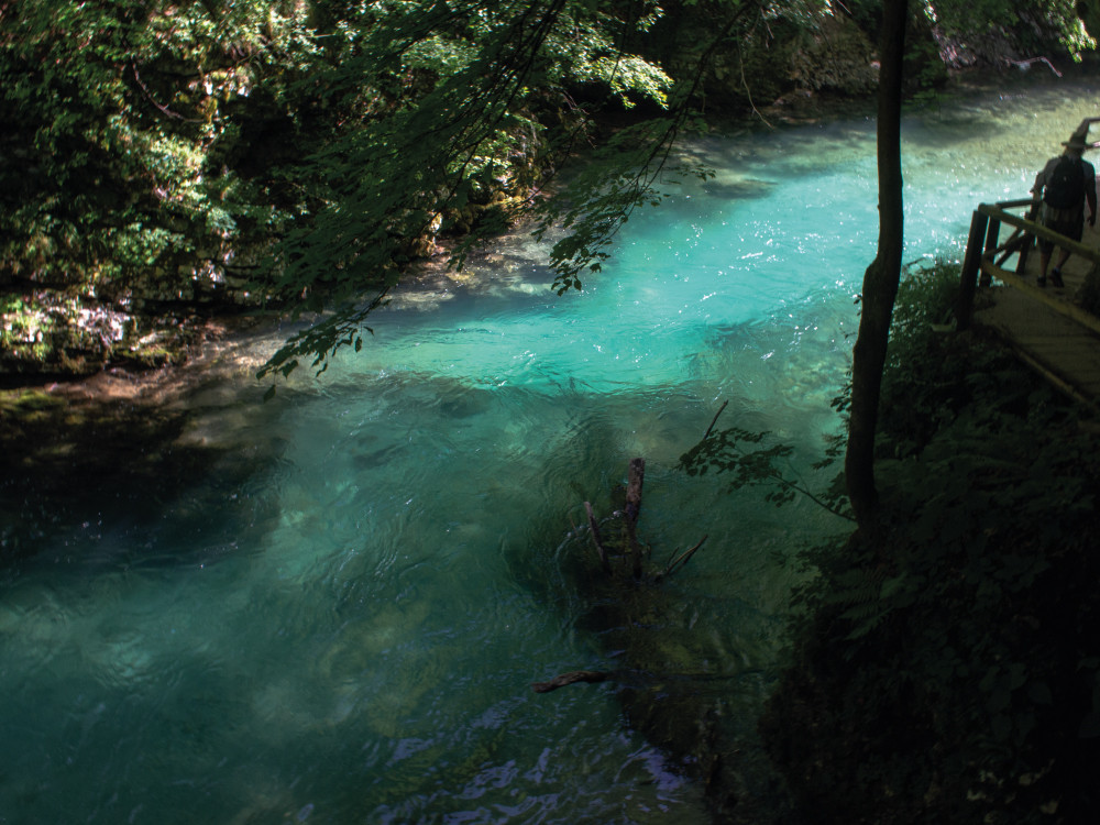 Eau bleue limpide