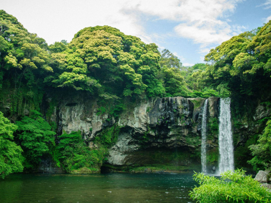 Cascade de Cheonjiyeon à Jeju Cascade de Cheonjiyeon à Jeju