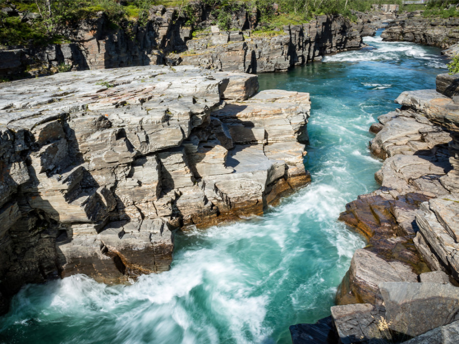 Rivière sauvage en Laponie suèdoise